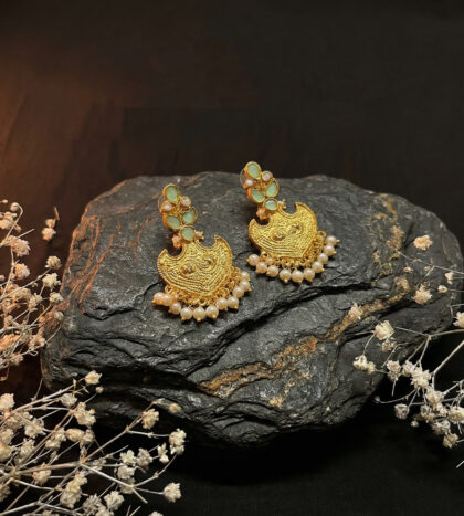 Urniya Gold Earrings